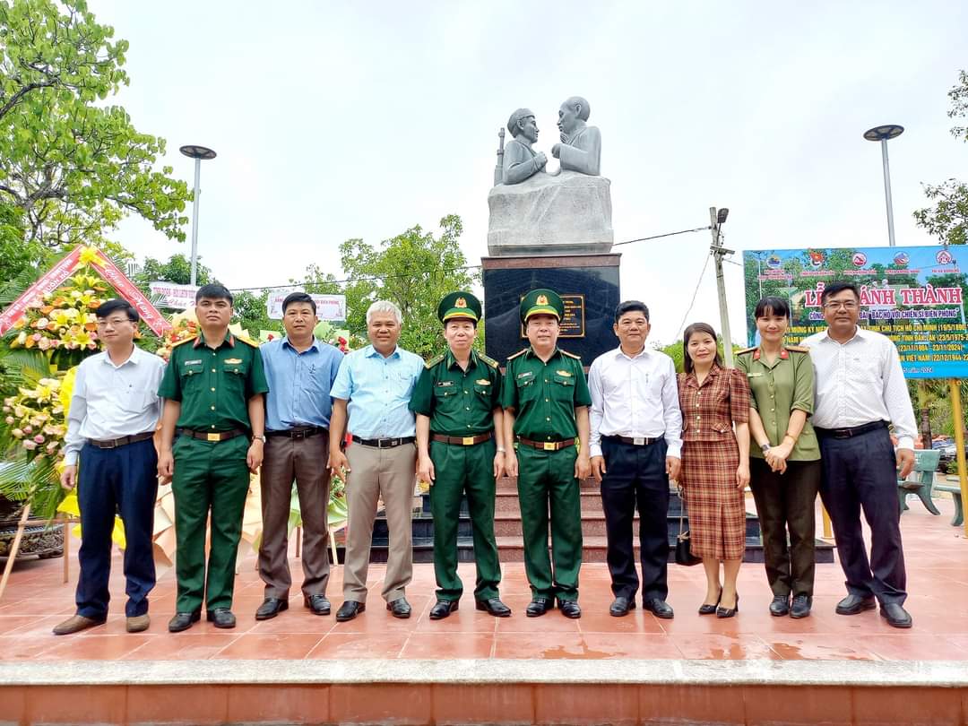 Lãnh đạo thị xã Buôn Hồ dự khánh thành tượng đài “"Bác Hồ với chiến sỹ Biên phòng"